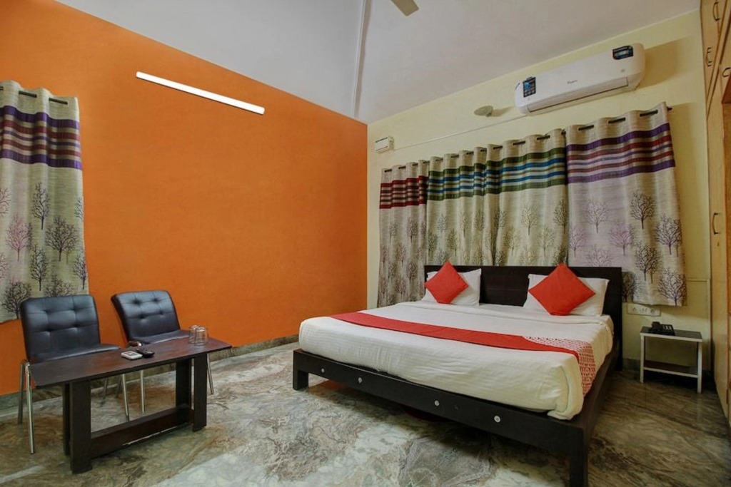 Отель Redwood Suites