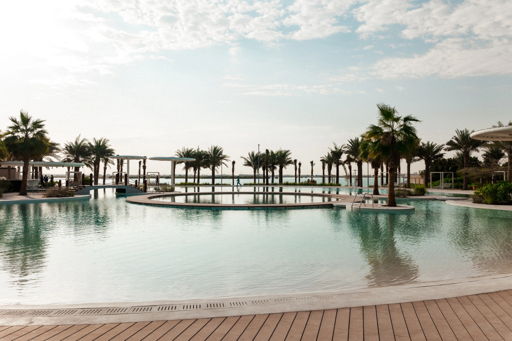 Курортный отель ERTH Abu Dhabi Hotel