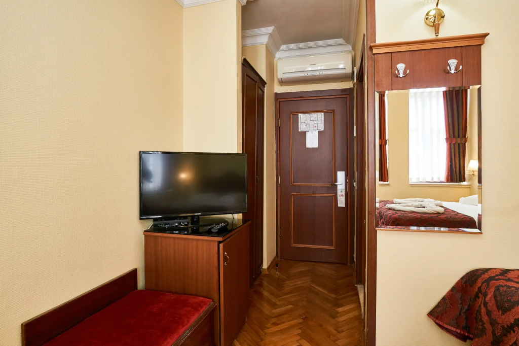Отель Amber Hotel Istanbul