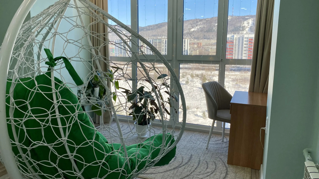 Апартаменты Горное Озеро Центр у Реки Гостиная 30 м², Спальня 25 м², Балкон, 2 кровати, Smart TV 85''