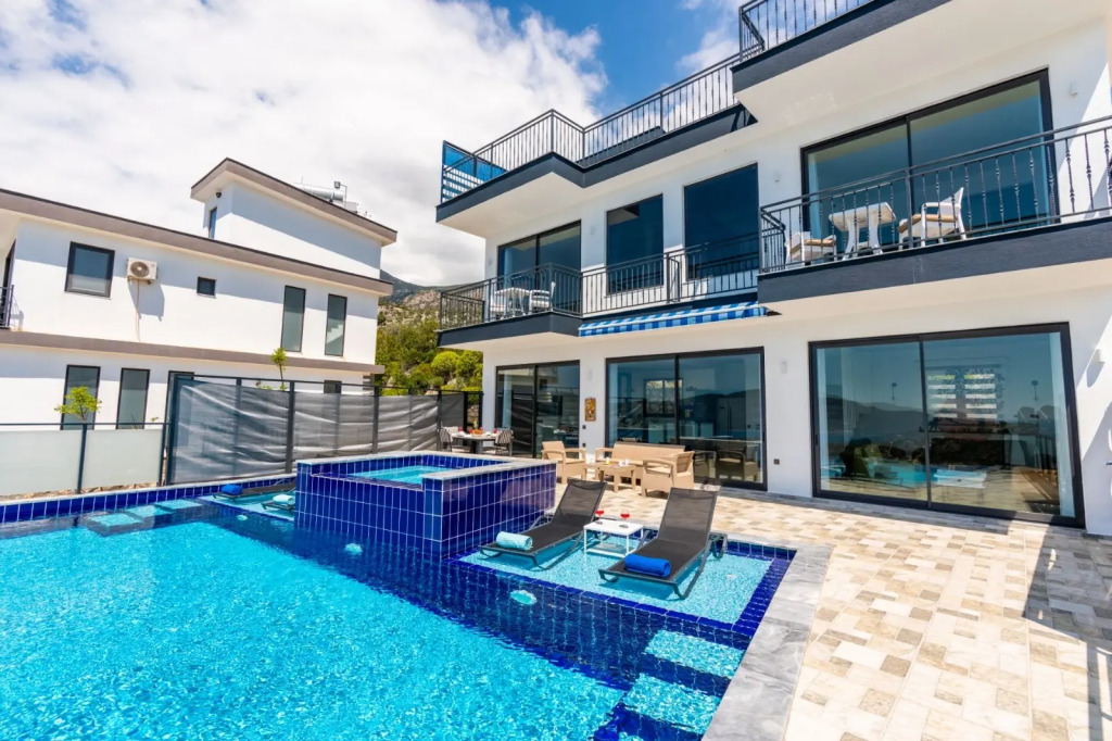 Вилла Modern Villa Overlooking the Sea