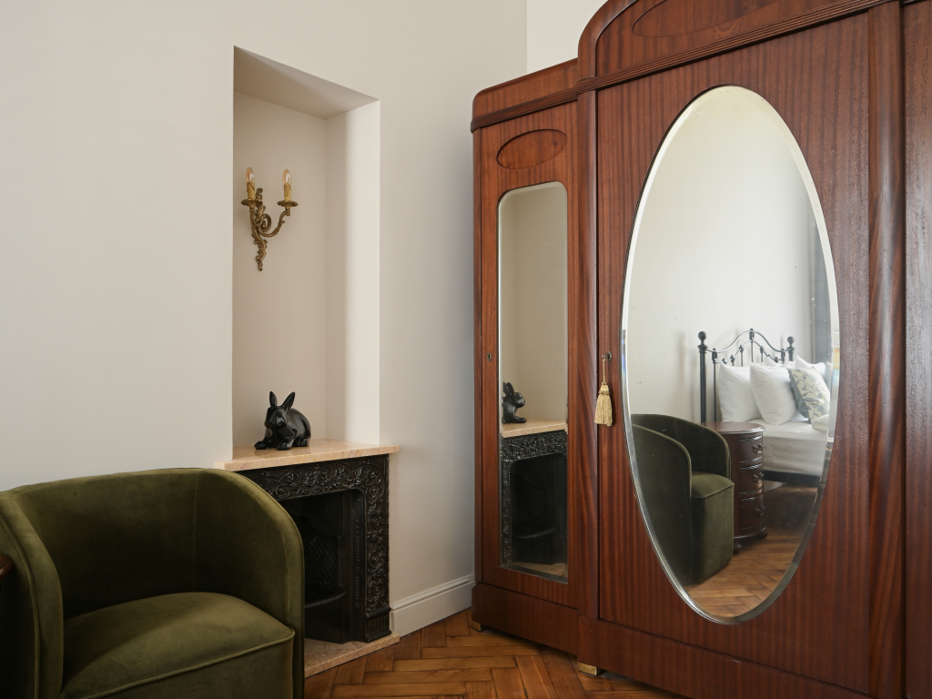 Апартаменты D Apartments в Роскошном Особняке с Анфиладой и Балконом