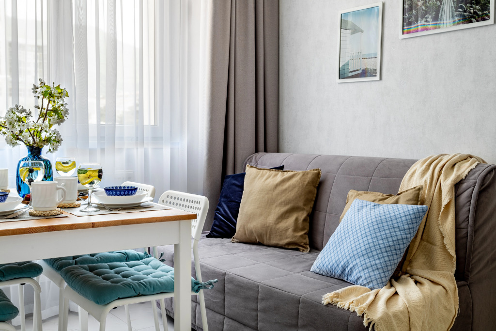 Апартаменты с балконом, вид  на горы бассейн во дворе Home Group