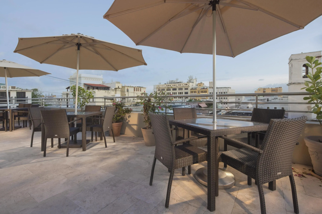 Decanter Hotel