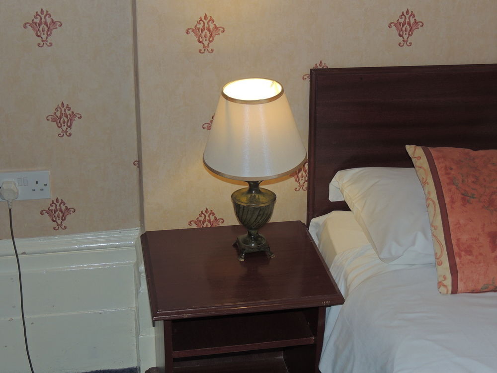 Отель Dolphin Hotel Отель Dolphin Hotel в Лондоне