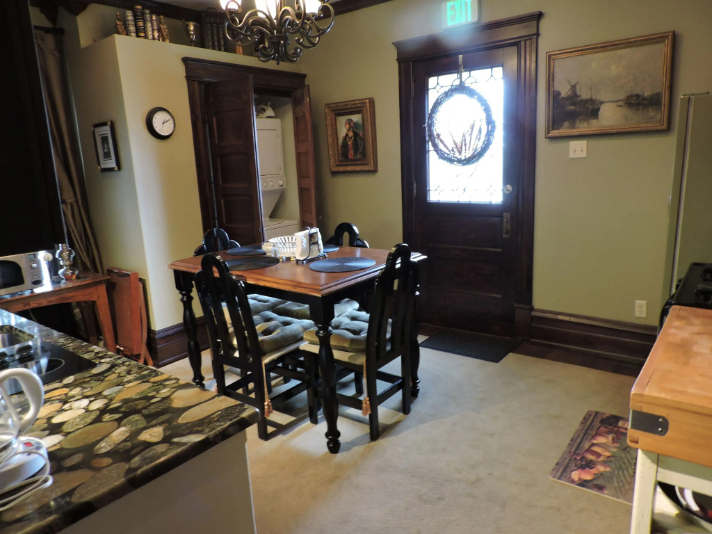 South Broadway Manor B&B - Near Fallingwater, Ohiopyle State Park, Hiking & Biking trails GAP