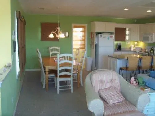 Marsh Manor 3 Br home by RedAwning