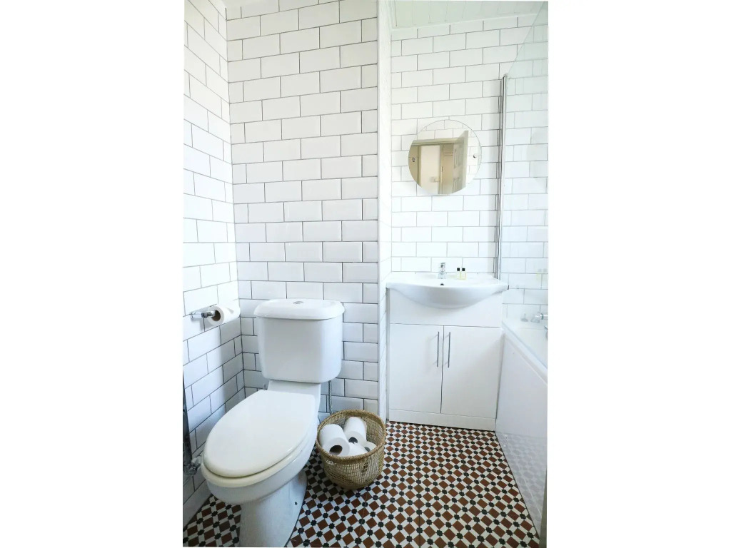Newly Renovated 1 Bedroom Flat - Sleeps 4