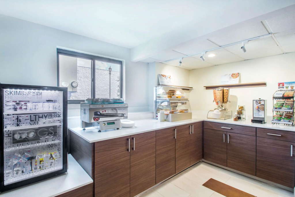 Holiday Inn Express & Suites - Albany Airport - Wolf Road by IHG