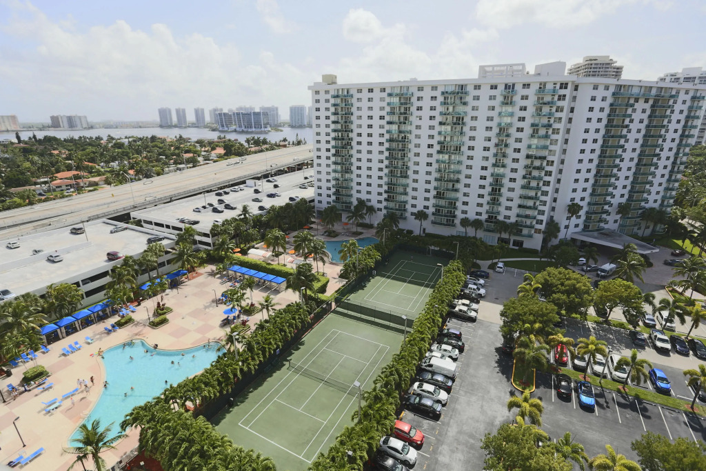 Ocean Reserve Luxury Condos Across from Sunny Isles Beach
