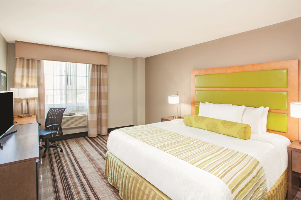 La Quinta Inn & Suites Far Rockaway - JFK Airport