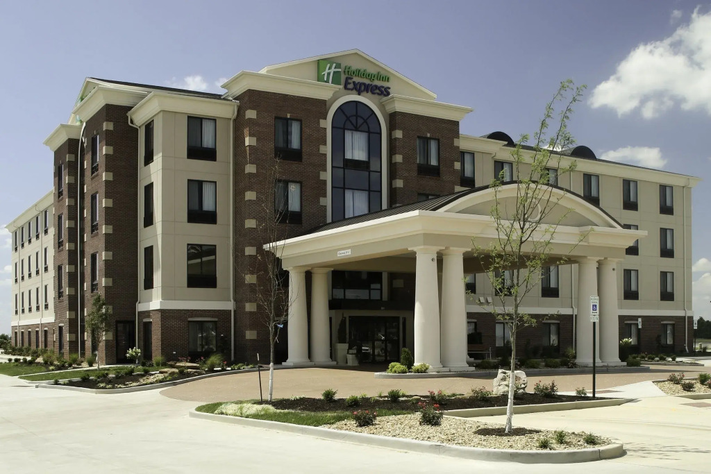 Holiday Inn Express & Suites Marion Northeast by IHG