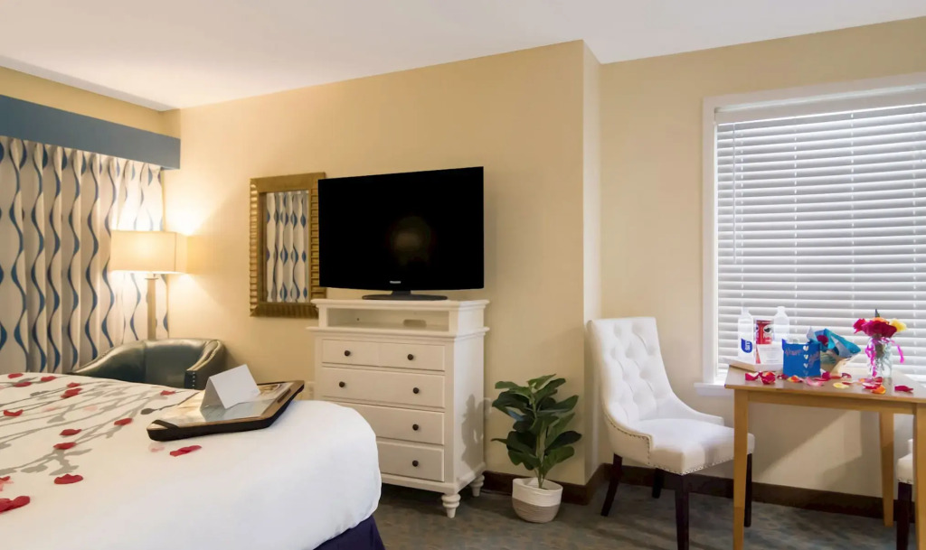 Ocean Sands Beach Boutique Inn-1 Acre Private Beach-St Augustine Historic-2 Miles-Shuttle with Downtown Tour-HEATED Salt Water Pool until 420AM-Popcorn-Cookies-New 4k USD Black Beds- 69 Item Breakfast-Eggs-Bacon-Starbucks- Free Laundry- #904-799-SAND