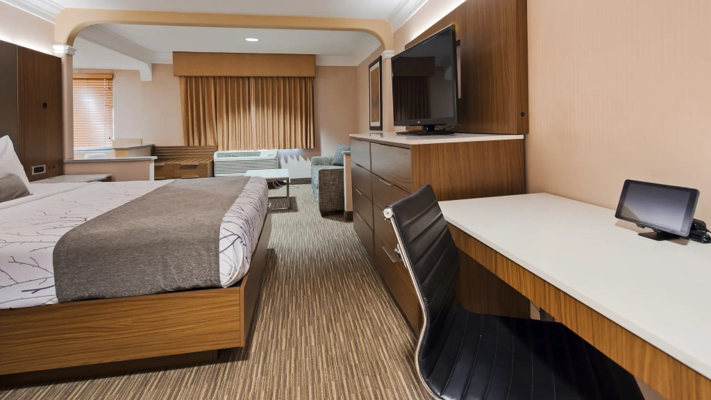 Best Western Plus Suites Hotel - LAX Airport LA Stadium