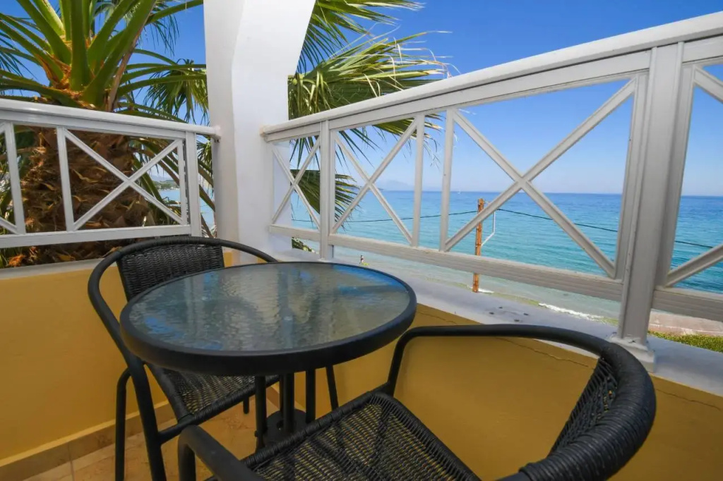 Nefeli Beach - living by the sea