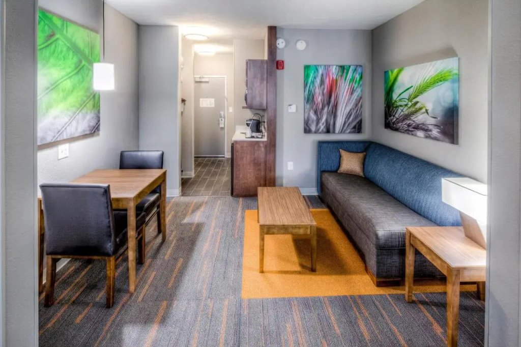 Holiday Inn Express & Suites Cleveland/Westlake by IHG