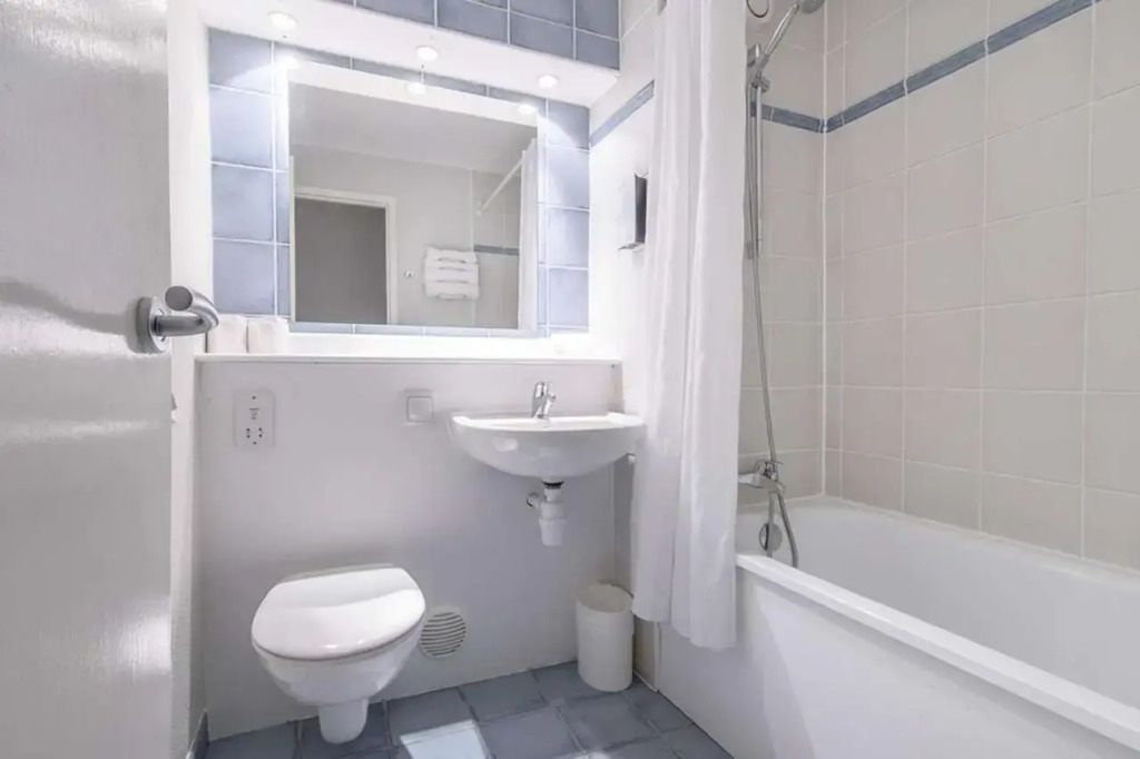 Отель Travelodge Liverpool Central Queens Dock and Arena