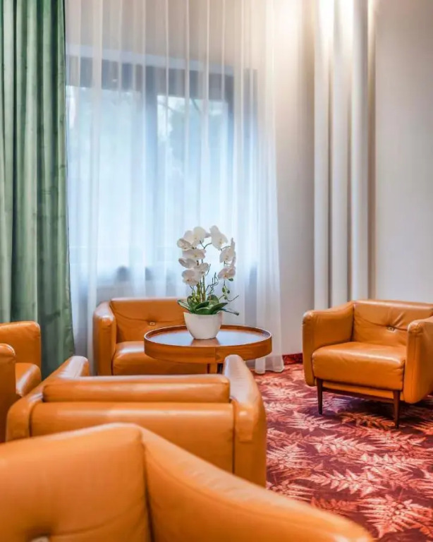 Hotel H12