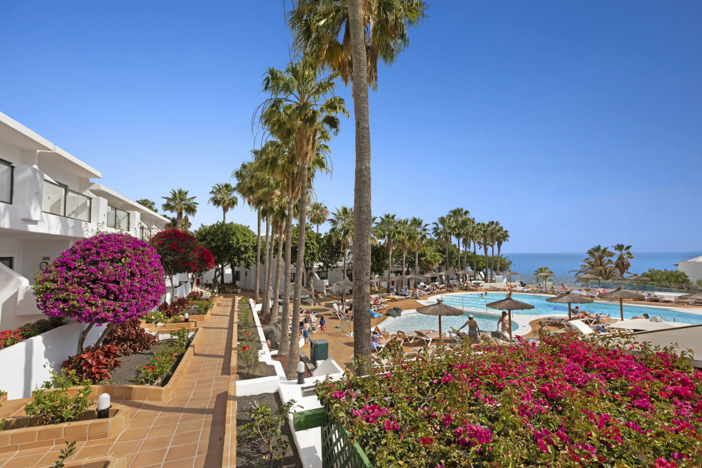 Отель THB Flora Aparthotel
