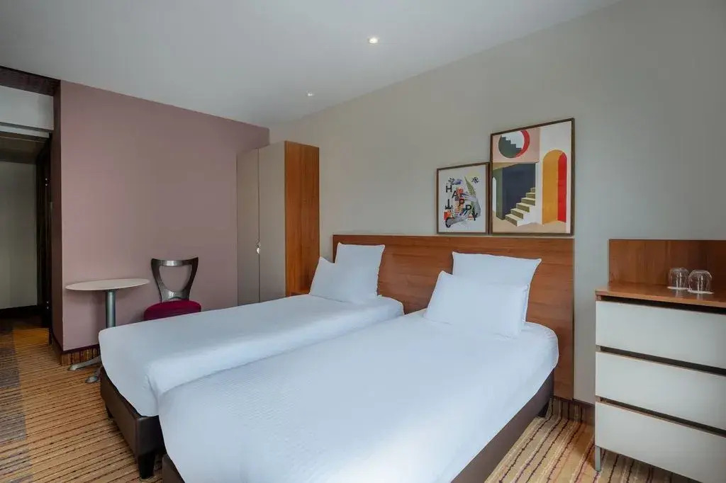 Отель Spark by Hilton Lyon Ouest