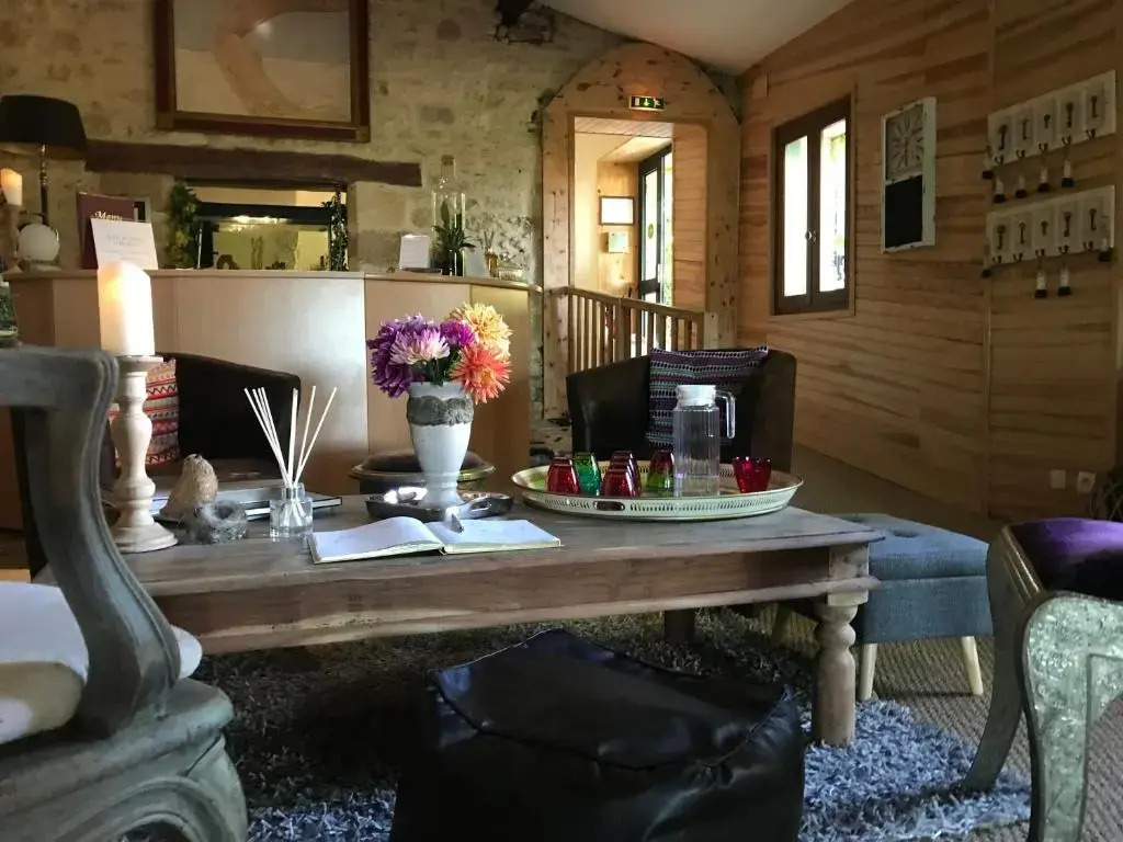 Hôtel Bien-Être Aux Cyprès de Marquay-Calme et élégance-Laissez-vous porter par une ambiance chaleureuse où chaque instant compte-Découvrez un havre de paix où nature et confort se marient pour vous offrir une expérience unique- Réservez dès aujourdhui