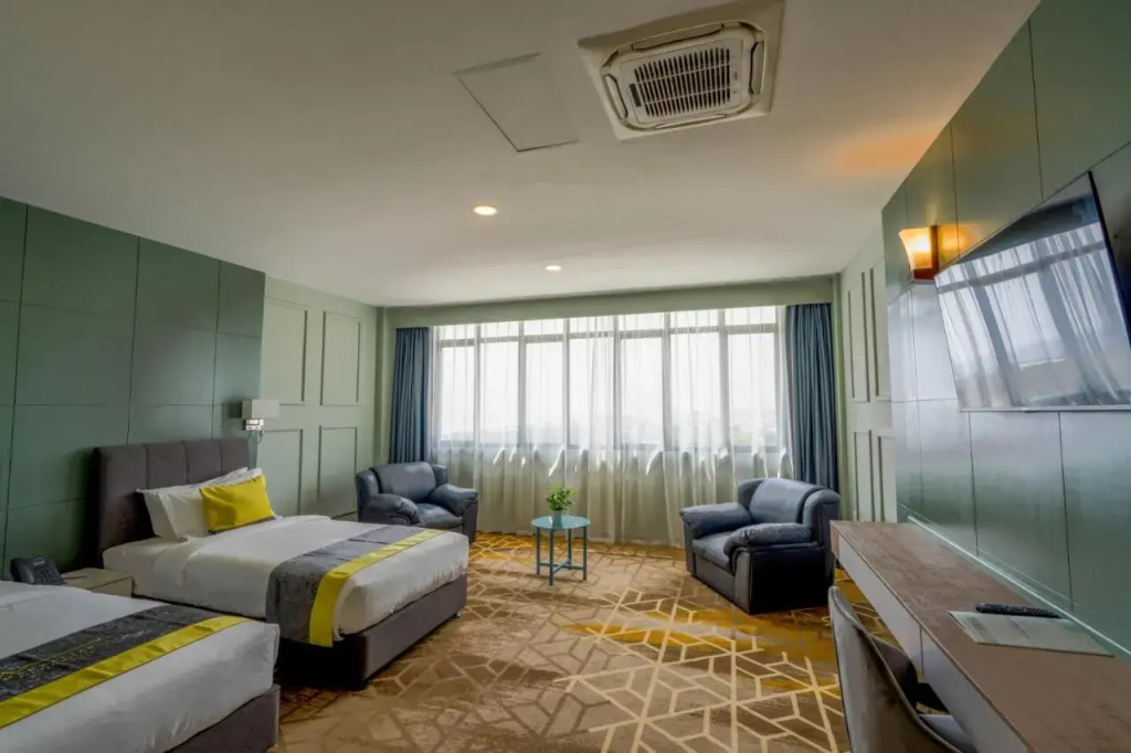 Manhattan Business Hotel, Male