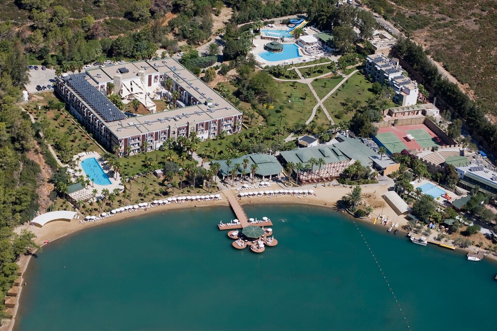 Crystal Green Bay Resort & Spa – All Inclusive