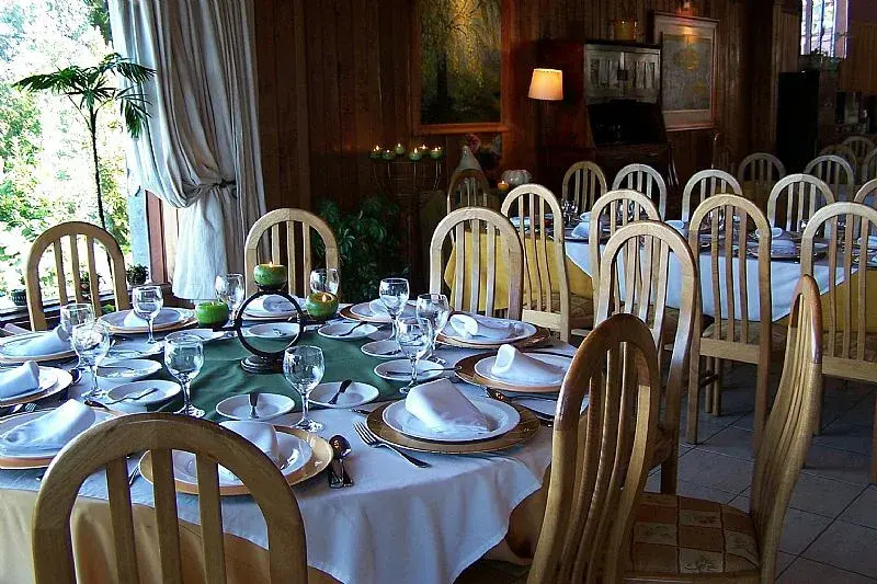Los Alerces Hotel Cabañas Y Salones