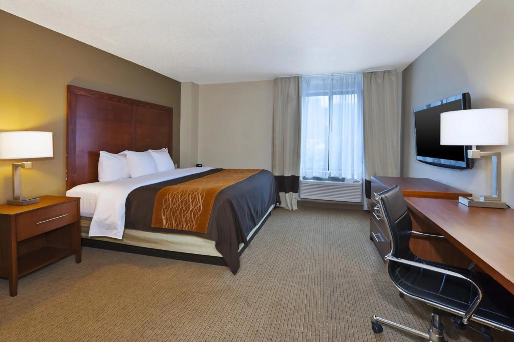 Comfort Inn & Suites Taylor - Detroit