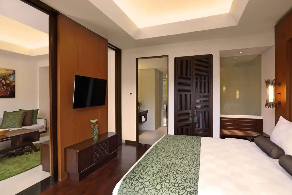 Двухместный люкс с видом на бассейн (двуспальная кровать) в Golden Tulip Jineng Resort Bali