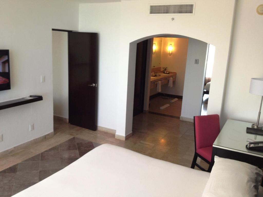 Двухместный люкс Presidential oceanfront (двуспальная кровать) в Krystal Grand Cancun