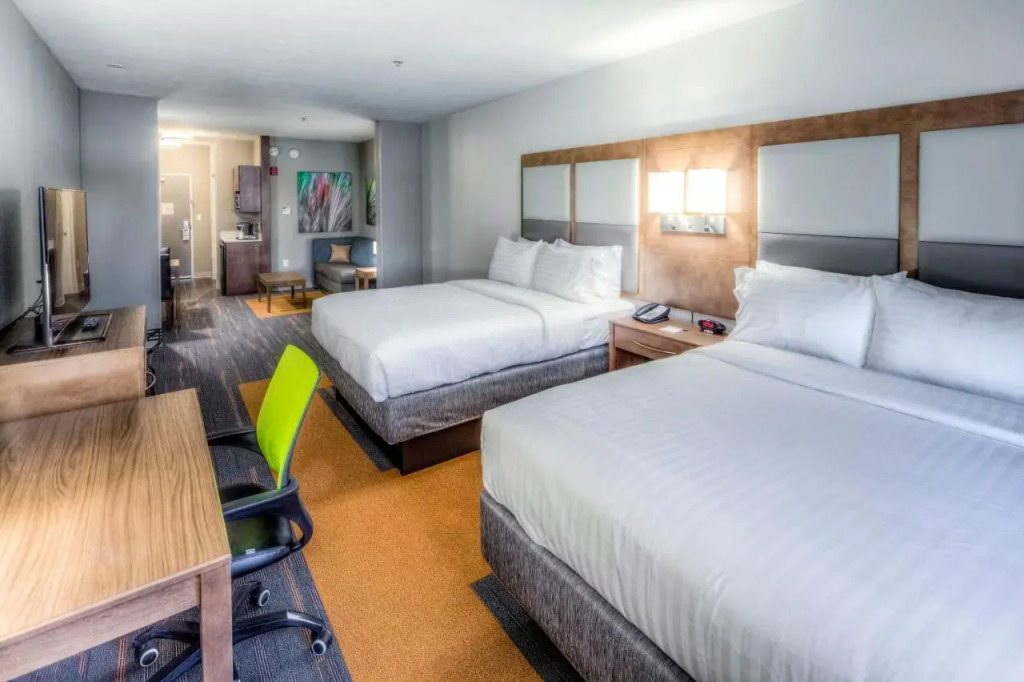 Holiday Inn Express & Suites Cleveland/Westlake by IHG