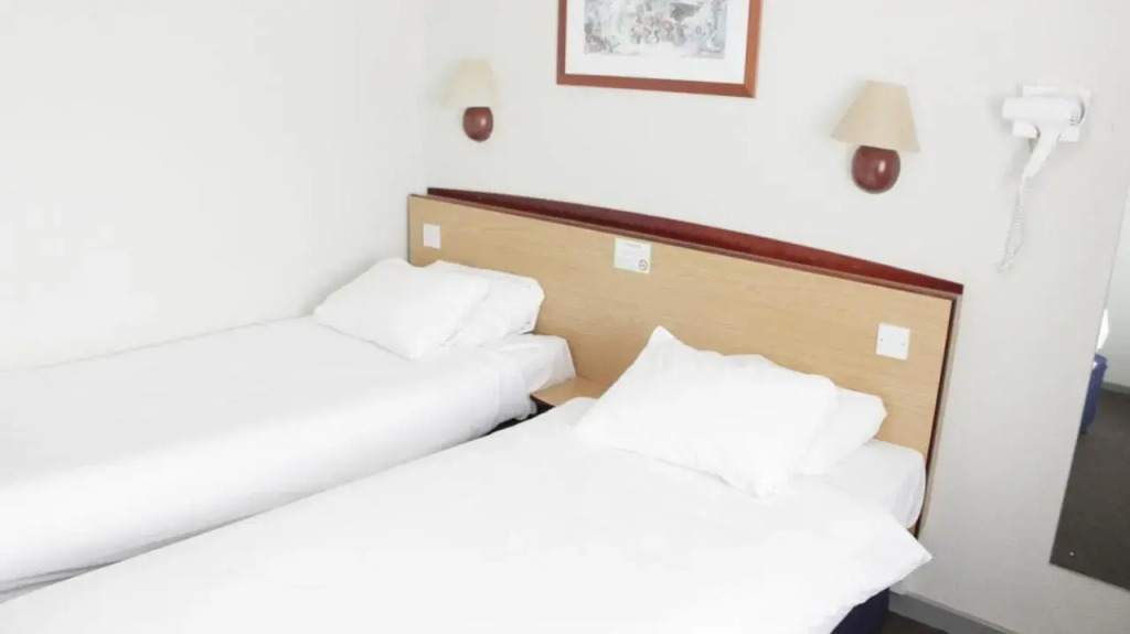 Отель Travelodge Liverpool Central Queens Dock and Arena