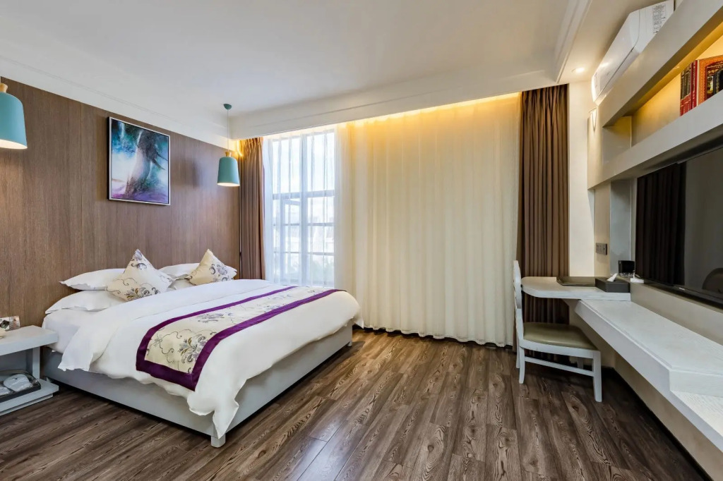 Spring River Flower Moon Hotel (Kunming Dianchi Haigeng Dam)