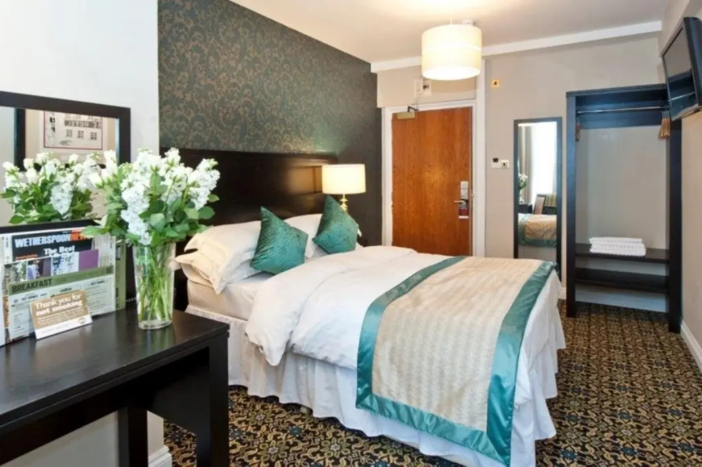 Globe Hotel