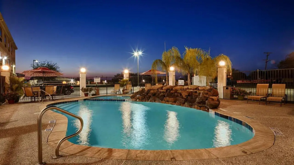 Best Western Plus Victoria Inn & Suites