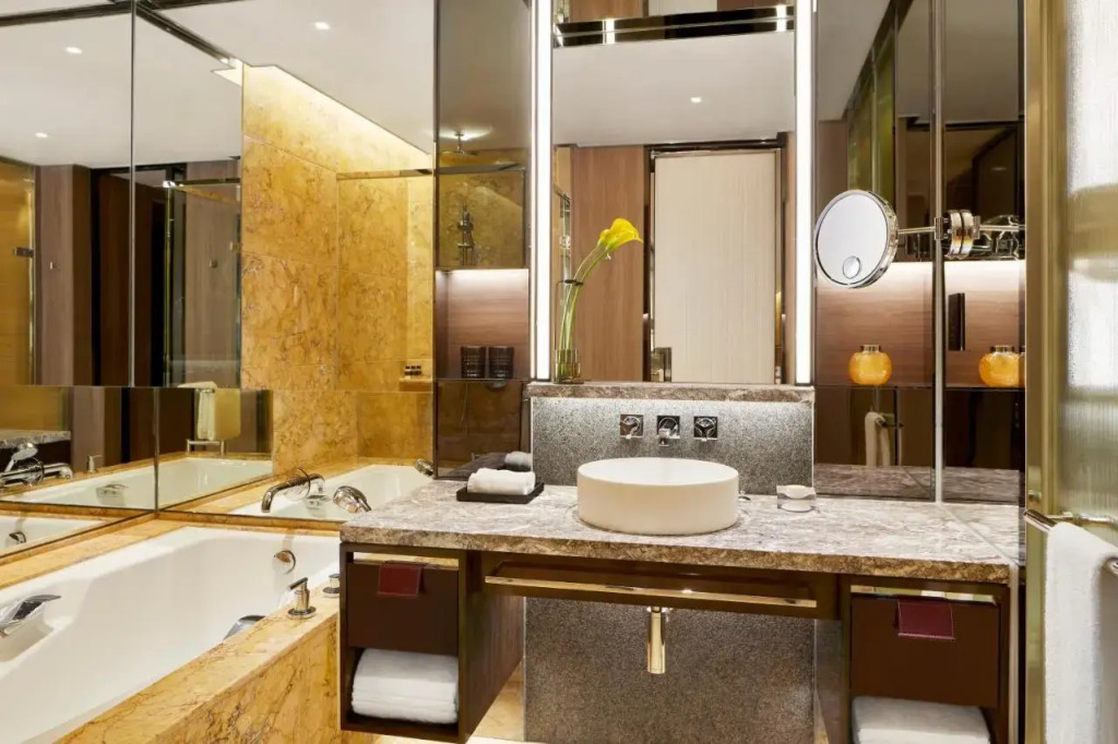 Four Seasons Hotel Hong Kong