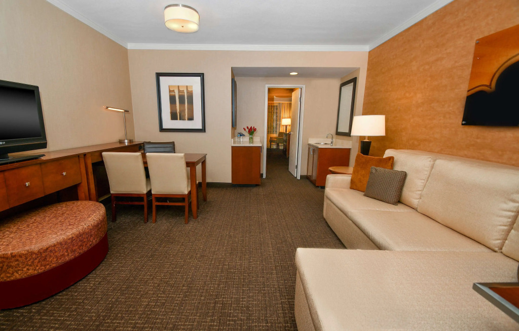Отель Embassy Suites by Hilton Austin Downtown South Congress