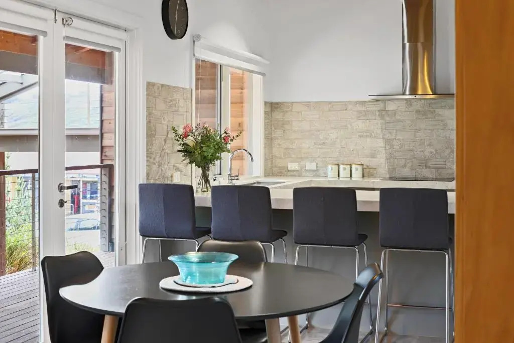 Waves Luxury Suites & Port Central Apartments