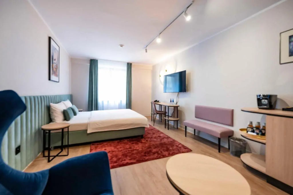Hotel H12