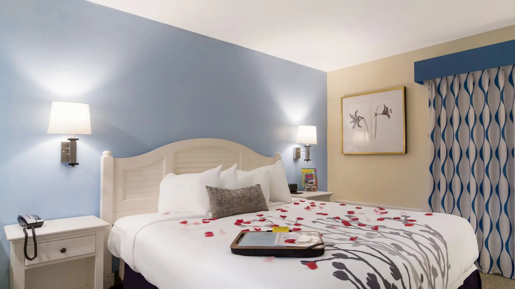 Ocean Sands Beach Boutique Inn-1 Acre Private Beach-St Augustine Historic-2 Miles-Shuttle with Downtown Tour-HEATED Salt Water Pool until 420AM-Popcorn-Cookies-New 4k USD Black Beds- 69 Item Breakfast-Eggs-Bacon-Starbucks- Free Laundry- #904-799-SAND