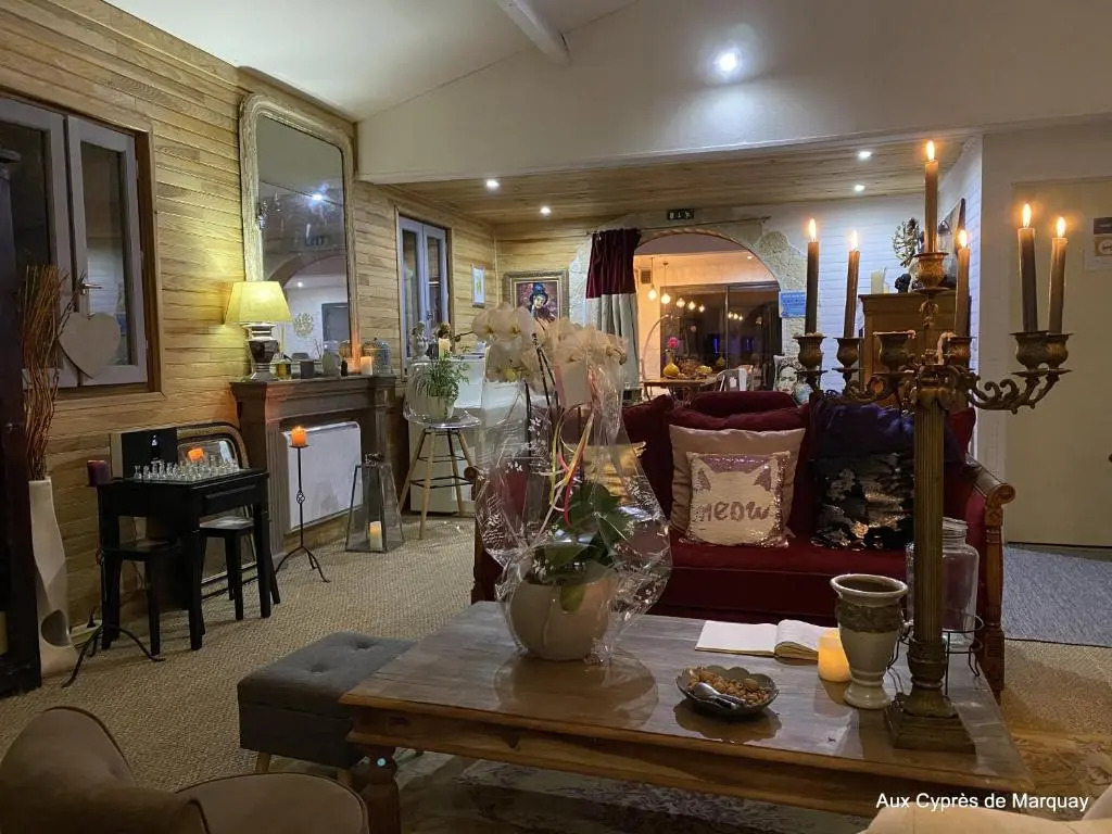 Hôtel Bien-Être Aux Cyprès de Marquay-Calme et élégance-Laissez-vous porter par une ambiance chaleureuse où chaque instant compte-Découvrez un havre de paix où nature et confort se marient pour vous offrir une expérience unique- Réservez dès aujourdhui