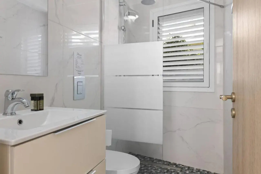 Phaedrus Living: Alkminis Seaside Suites Sand