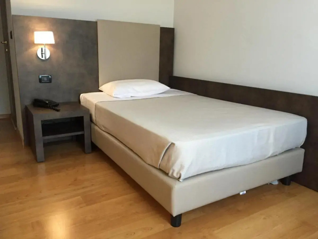 Jet Hotel