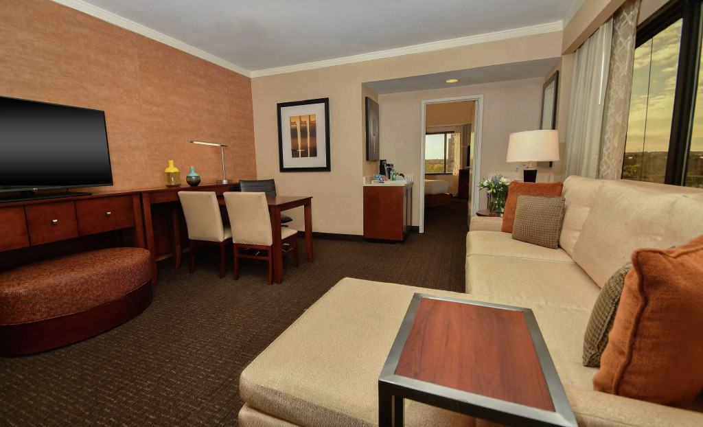 Отель Embassy Suites by Hilton Austin Downtown South Congress