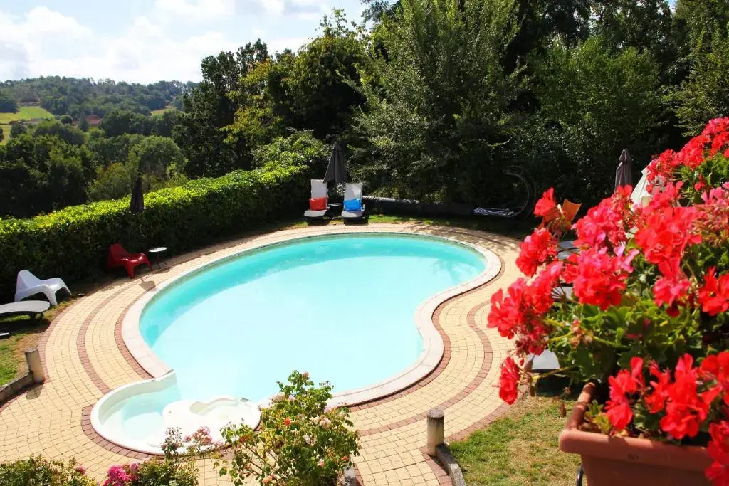 Hôtel Bien-Être Aux Cyprès de Marquay-Calme et élégance-Laissez-vous porter par une ambiance chaleureuse où chaque instant compte-Découvrez un havre de paix où nature et confort se marient pour vous offrir une expérience unique- Réservez dès aujourdhui