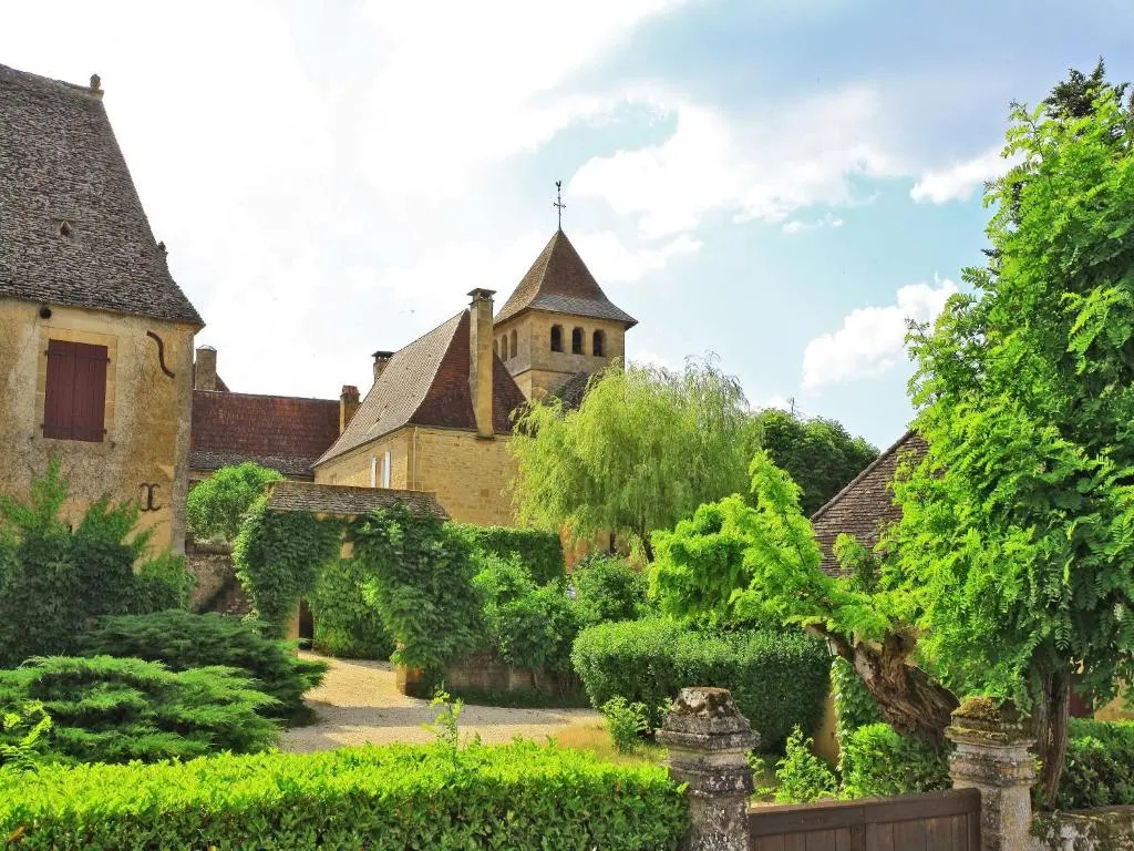 Hôtel Bien-Être Aux Cyprès de Marquay-Calme et élégance-Laissez-vous porter par une ambiance chaleureuse où chaque instant compte-Découvrez un havre de paix où nature et confort se marient pour vous offrir une expérience unique- Réservez dès aujourdhui