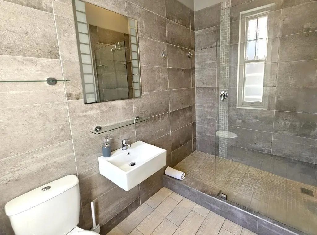 4 on Varneys Guest House