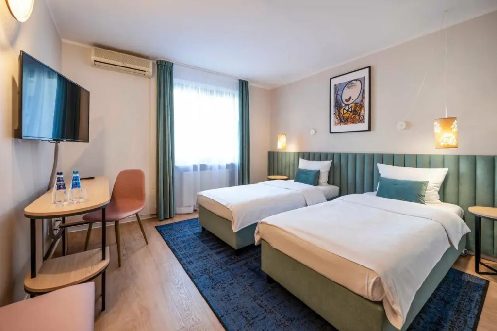 Hotel H12