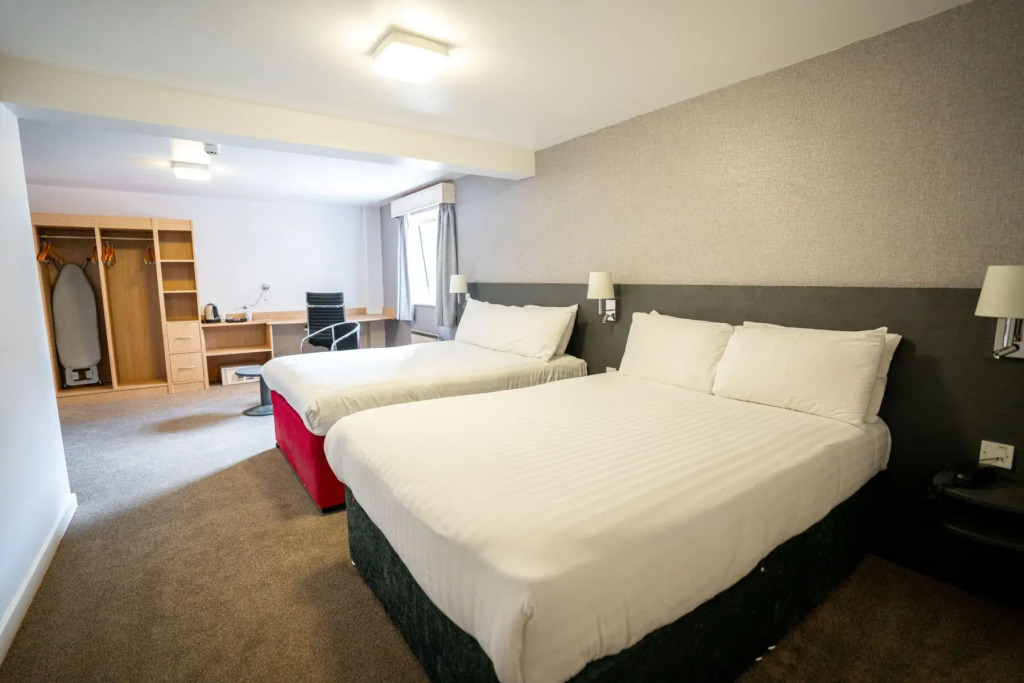 Pendulum Hotel